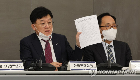 정만기 한국무역협회 부회장(왼쪽)이 지난해 11월 30일 서울 강남구 트레이드타워에서 열린 수출입물류 정상화 촉구 기자간담회에서 발언을 하고 있다. 연합뉴스